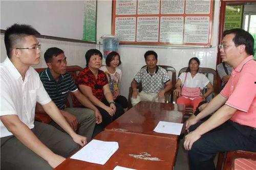 网红村干部开会图片,现场气氛热烈，村民积极参与