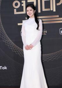 韩国明星白色裙装,白色裙装下的韩国明星优雅演绎