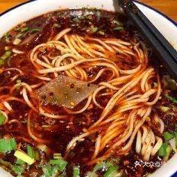 甘肃网红忘情牛肉面店,面香四溢，人气爆棚的美食传奇