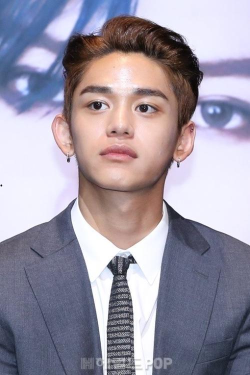 娱乐爆料黄旭熙是谁,娱乐爆料中的闪耀新星