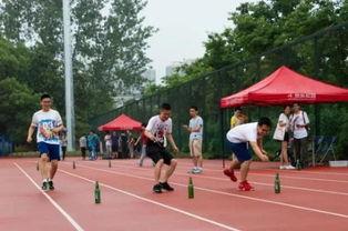 校园吃瓜在操场